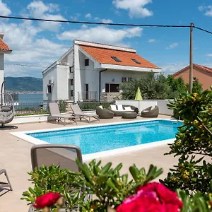 https://apartments-brico.hotels-in-trogir.com